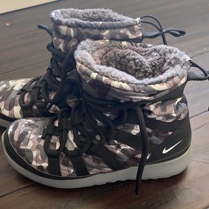 Nike Women’s Roshe One Hi Size 7 Gray Camouflage Sneaker Boots